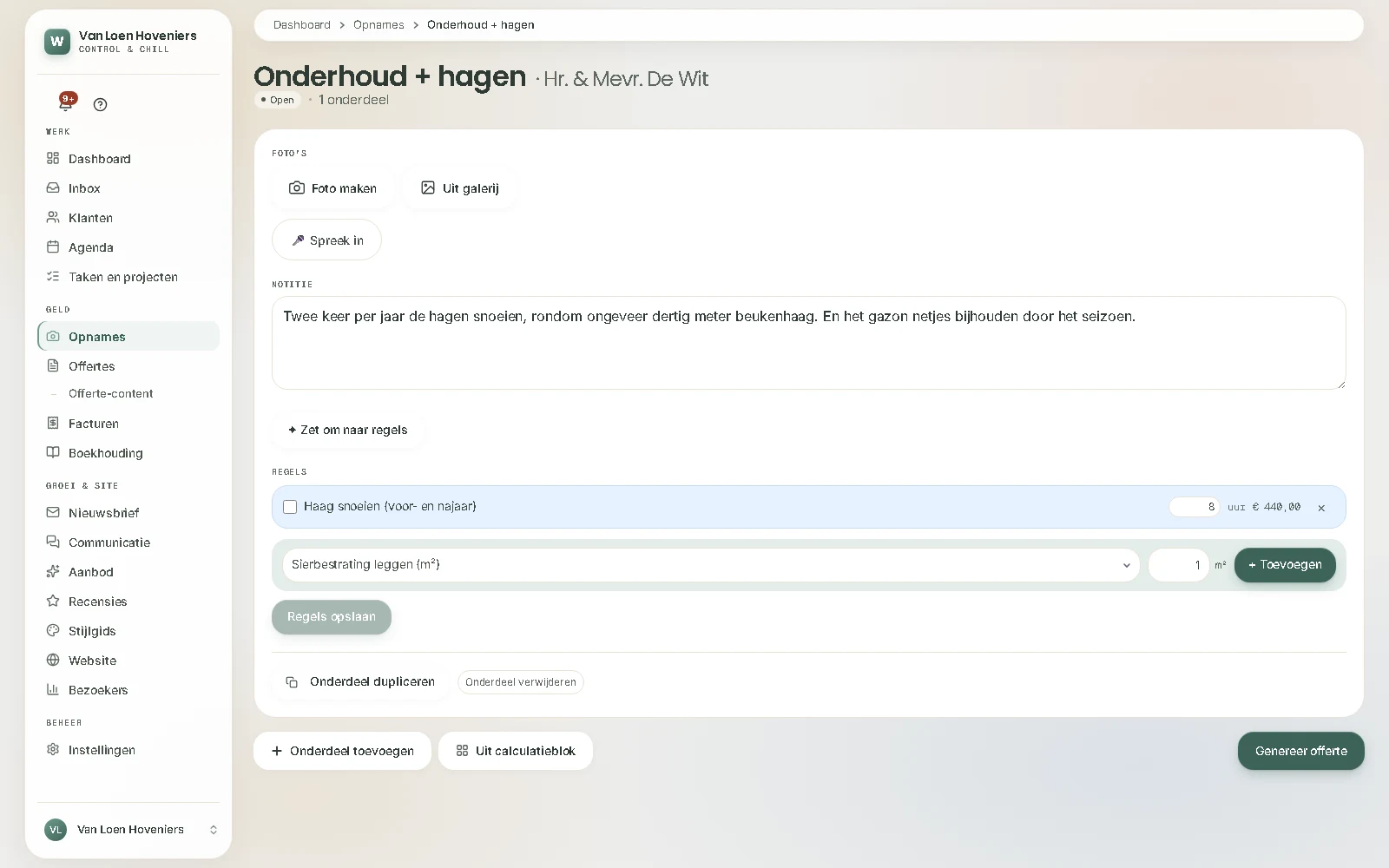 Een opname in de cockpit: de ingesproken notitie over dertig meter beukenhaag, daaronder de regel Haag snoeien met acht uur en 440 euro, en de knop Genereer offerte