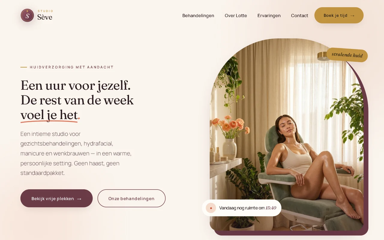 De website van Studio S&egrave;ve: een salon in warme tinten met de kop Een uur voor jezelf