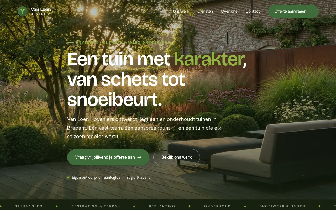De website van Van Loen Hoveniers: een tuin in avondlicht met de kop Een tuin met karakter, van schets tot snoeibeurt